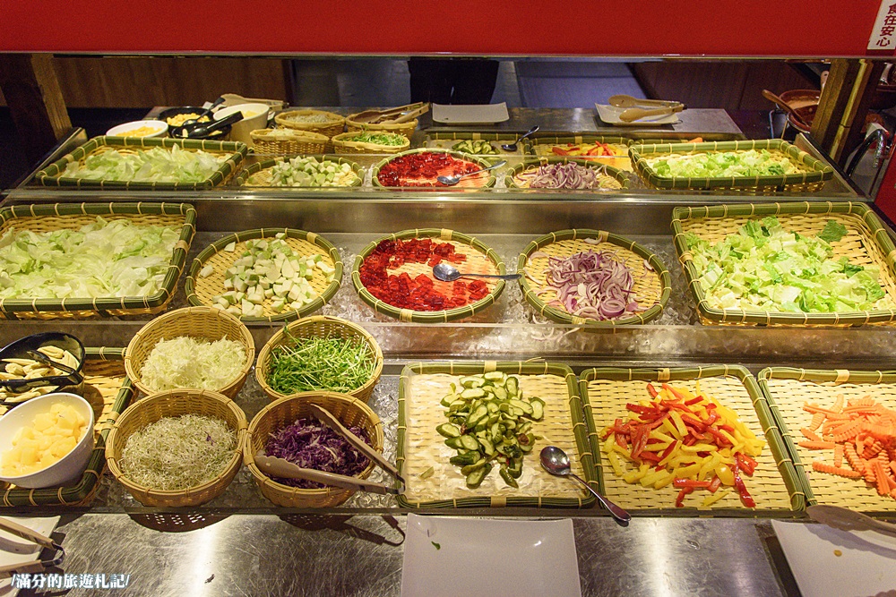 桃園市美食》熾神原塊牛排 桃園牛排館 鑄鐵鍋飯 重量版36盎司巨型戰斧豬排上桌 挑戰極限味蕾 - 滿分的旅遊札記