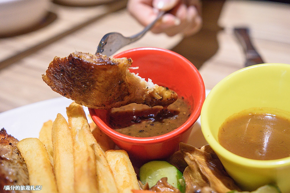 桃園市美食》熾神原塊牛排 桃園牛排館 鑄鐵鍋飯 重量版36盎司巨型戰斧豬排上桌 挑戰極限味蕾 - 滿分的旅遊札記