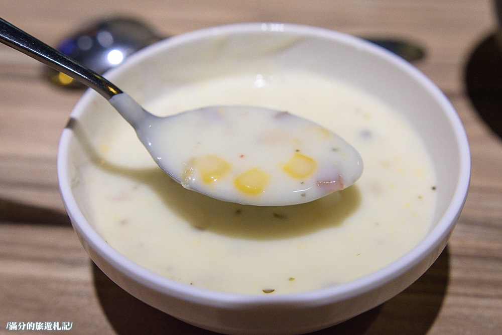 桃園市美食》熾神原塊牛排 桃園牛排館 鑄鐵鍋飯 重量版36盎司巨型戰斧豬排上桌 挑戰極限味蕾 - 滿分的旅遊札記