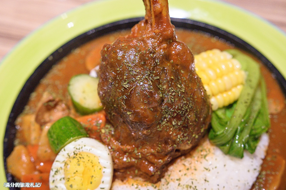 桃園市美食》熾神原塊牛排 桃園牛排館 鑄鐵鍋飯 重量版36盎司巨型戰斧豬排上桌 挑戰極限味蕾 - 滿分的旅遊札記