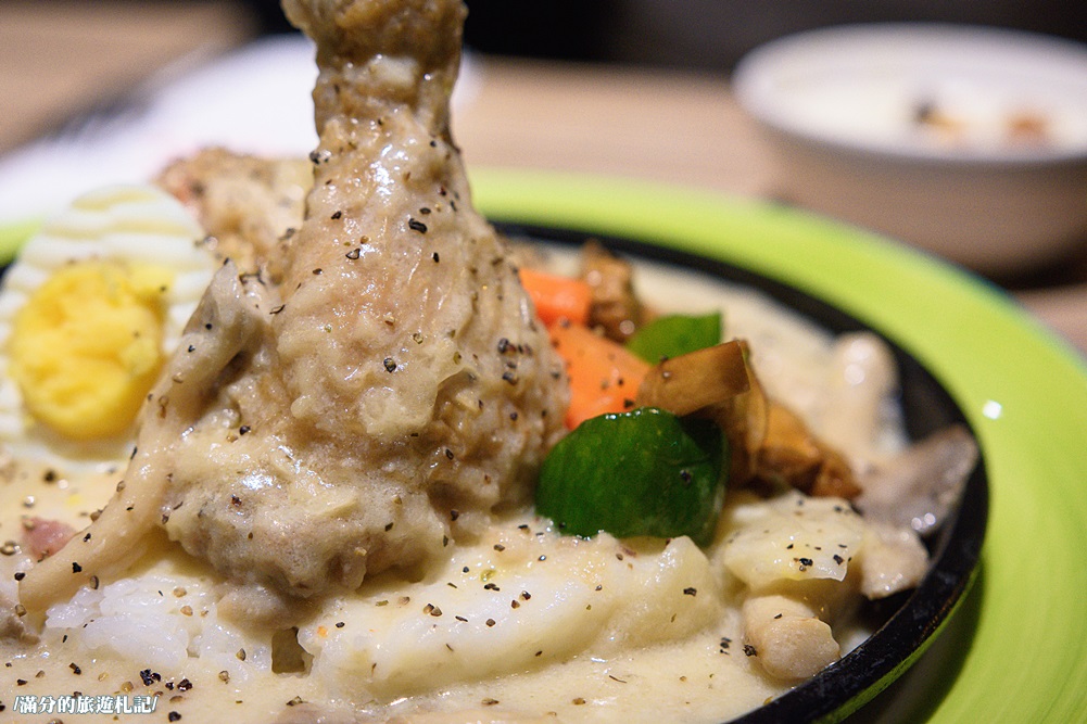 桃園市美食》熾神原塊牛排 桃園牛排館 鑄鐵鍋飯 重量版36盎司巨型戰斧豬排上桌 挑戰極限味蕾 - 滿分的旅遊札記