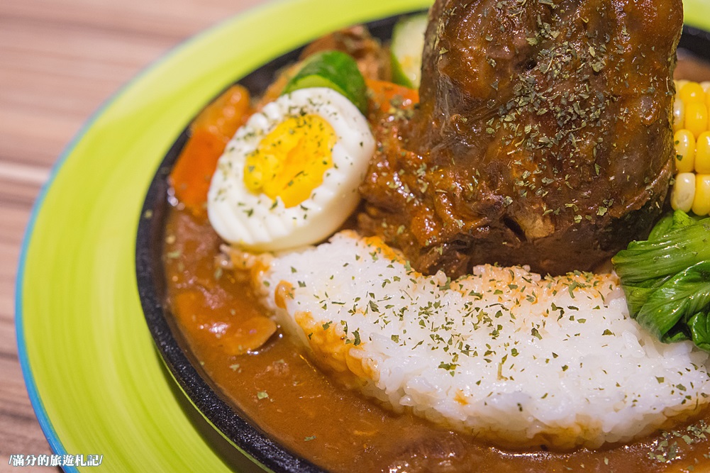 桃園市美食》熾神原塊牛排 桃園牛排館 鑄鐵鍋飯 重量版36盎司巨型戰斧豬排上桌 挑戰極限味蕾 - 滿分的旅遊札記