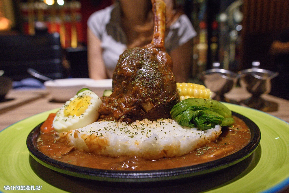 桃園市美食》熾神原塊牛排 桃園牛排館 鑄鐵鍋飯 重量版36盎司巨型戰斧豬排上桌 挑戰極限味蕾 - 滿分的旅遊札記