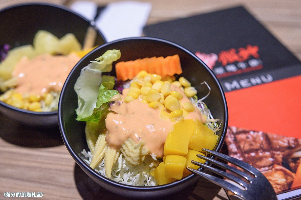 桃園市美食》熾神原塊牛排 桃園牛排館 鑄鐵鍋飯 重量版36盎司巨型戰斧豬排上桌 挑戰極限味蕾 - 滿分的旅遊札記