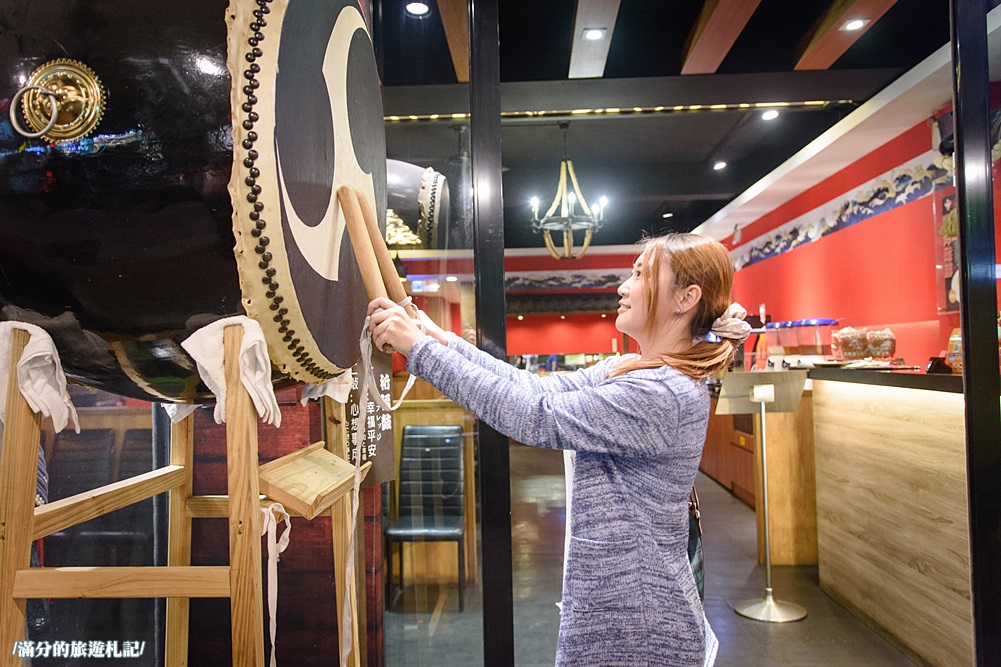 桃園市美食》熾神原塊牛排 桃園牛排館 鑄鐵鍋飯 重量版36盎司巨型戰斧豬排上桌 挑戰極限味蕾 - 滿分的旅遊札記