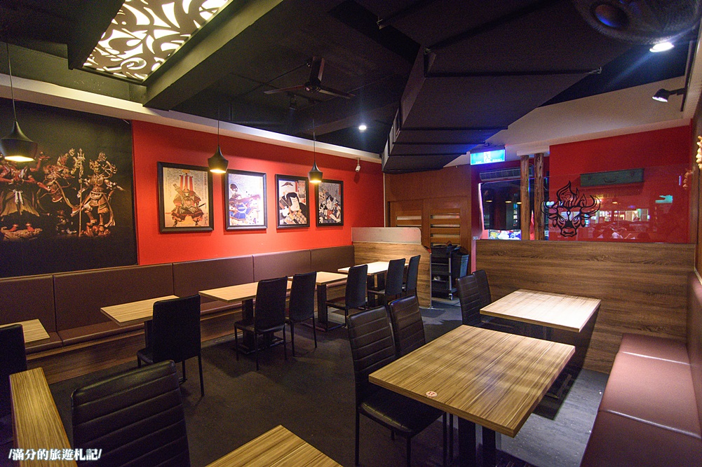 桃園市美食》熾神原塊牛排 桃園牛排館 鑄鐵鍋飯 重量版36盎司巨型戰斧豬排上桌 挑戰極限味蕾 - 滿分的旅遊札記