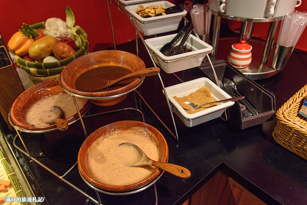 桃園市美食》熾神原塊牛排 桃園牛排館 鑄鐵鍋飯 重量版36盎司巨型戰斧豬排上桌 挑戰極限味蕾 - 滿分的旅遊札記