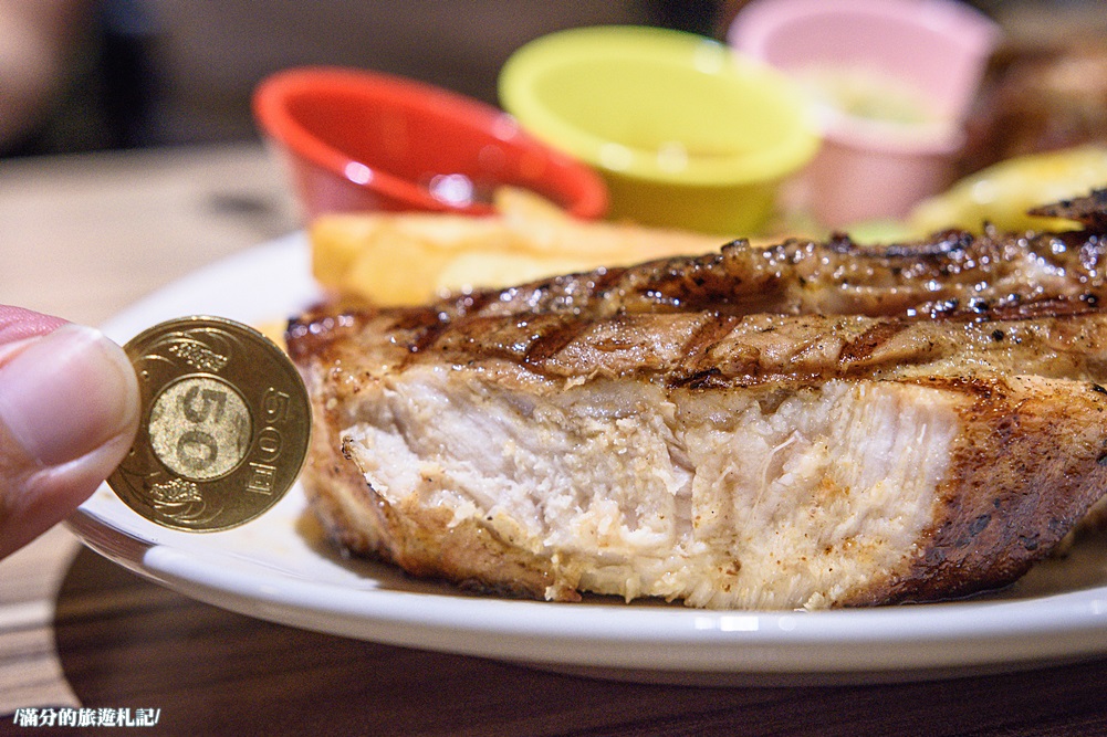 桃園市美食》熾神原塊牛排 桃園牛排館 鑄鐵鍋飯 重量版36盎司巨型戰斧豬排上桌 挑戰極限味蕾 - 滿分的旅遊札記