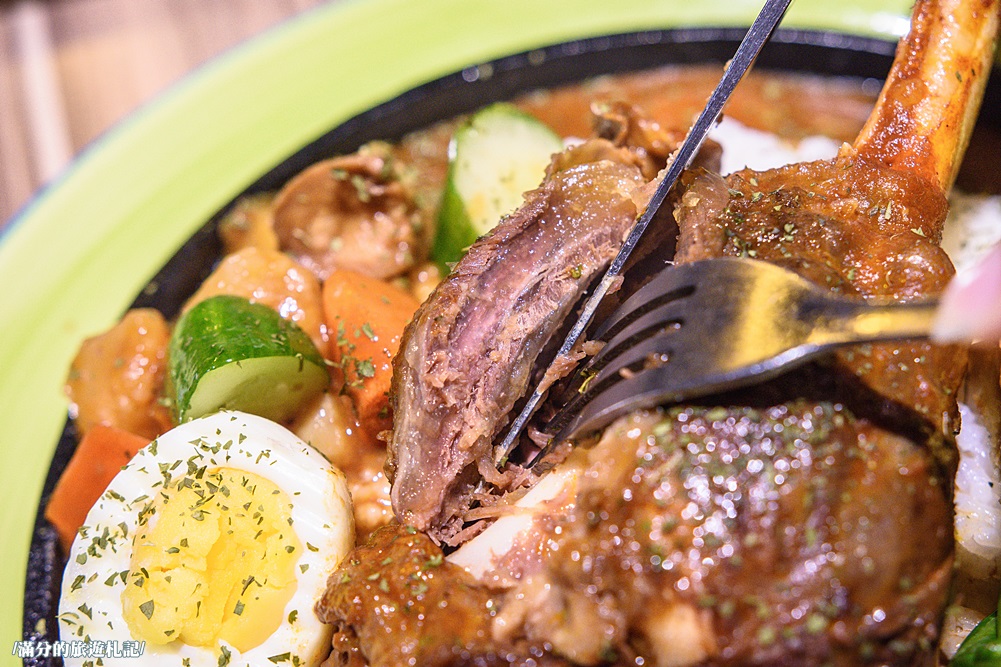 桃園市美食》熾神原塊牛排 桃園牛排館 鑄鐵鍋飯 重量版36盎司巨型戰斧豬排上桌 挑戰極限味蕾 - 滿分的旅遊札記