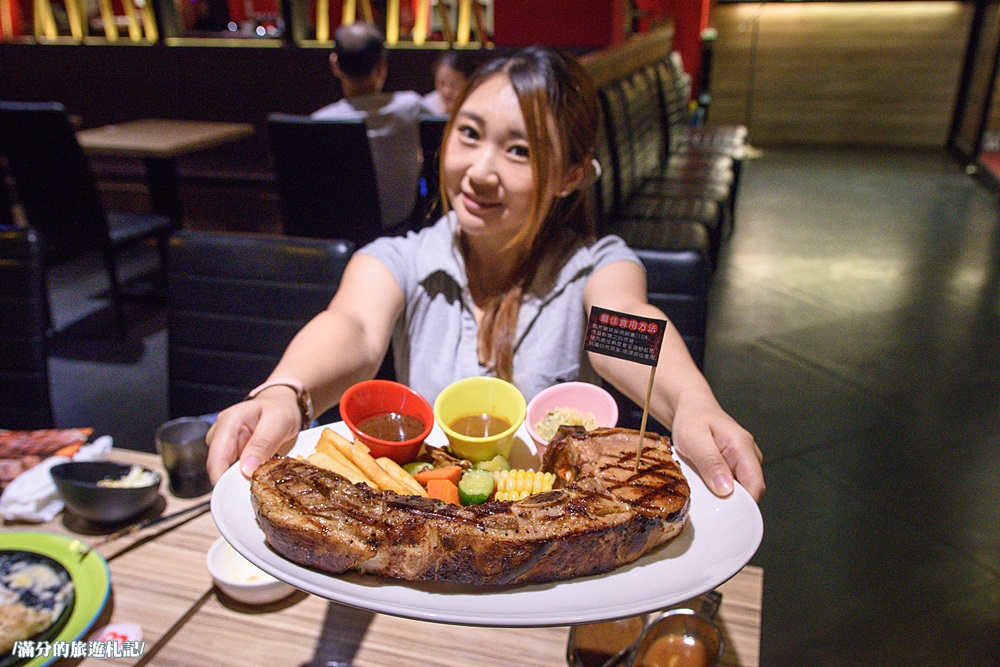 桃園市美食》熾神原塊牛排 桃園牛排館 鑄鐵鍋飯 重量版36盎司巨型戰斧豬排上桌 挑戰極限味蕾 - 滿分的旅遊札記