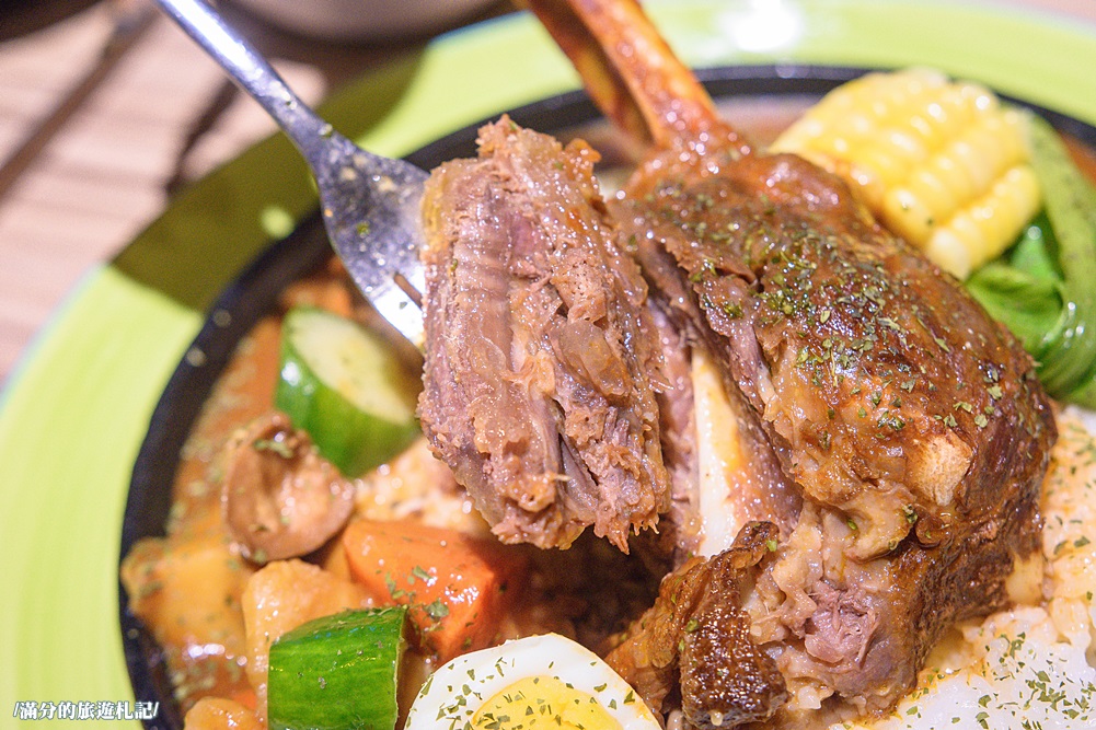 桃園市美食》熾神原塊牛排 桃園牛排館 鑄鐵鍋飯 重量版36盎司巨型戰斧豬排上桌 挑戰極限味蕾 - 滿分的旅遊札記