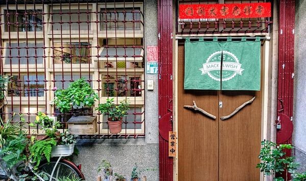 41388413_2048947635136915_8493285295125430272_n