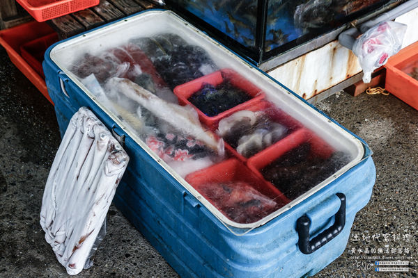 土地代客料理【新北美食】|新北市萬里區龜吼漁港海鮮餐廳；漁夫市集買漁獲可代客料理烹煮食材，四季皆有新鮮萬里蟹享用。