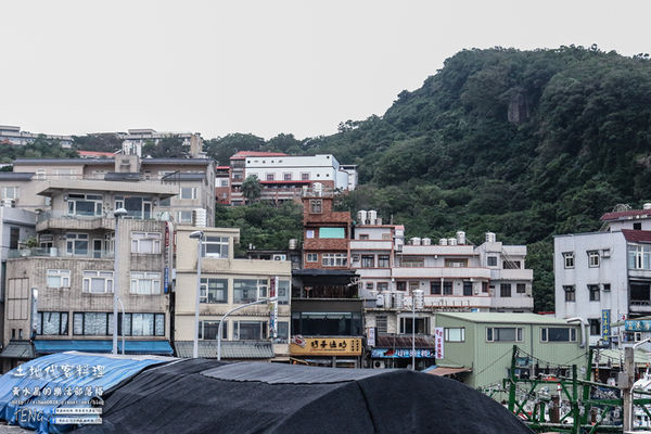 土地代客料理【新北美食】|新北市萬里區龜吼漁港海鮮餐廳；漁夫市集買漁獲可代客料理烹煮食材，四季皆有新鮮萬里蟹享用。