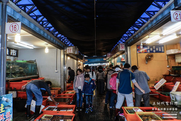 土地代客料理【新北美食】|新北市萬里區龜吼漁港海鮮餐廳；漁夫市集買漁獲可代客料理烹煮食材，四季皆有新鮮萬里蟹享用。