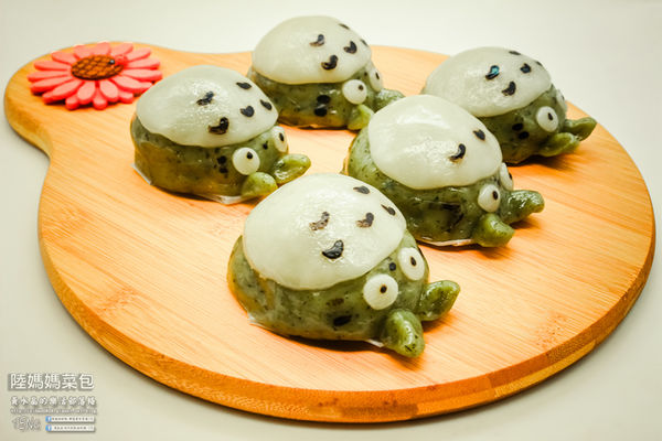 陸媽媽菜包【中壢美食】|桃園中壢龍貓草ㄚ粿專賣店;紅豆沙龍貓、蘿蔔絲龍貓,連吃草ㄚ粿都要萌萌的厲害。