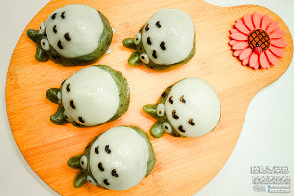 陸媽媽菜包【中壢美食】|桃園中壢龍貓草ㄚ粿專賣店;紅豆沙龍貓、蘿蔔絲龍貓,連吃草ㄚ粿都要萌萌的厲害。