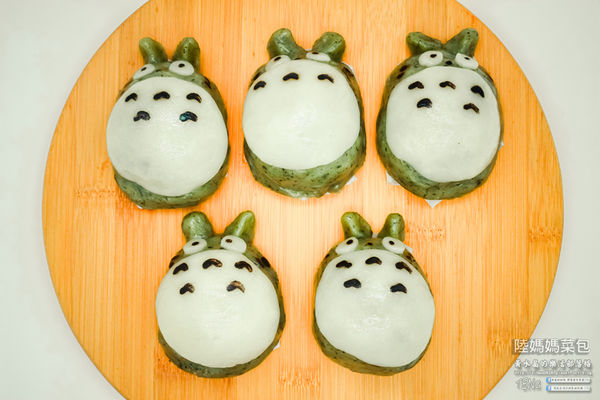 陸媽媽菜包【中壢美食】|桃園中壢龍貓草ㄚ粿專賣店;紅豆沙龍貓、蘿蔔絲龍貓,連吃草ㄚ粿都要萌萌的厲害。