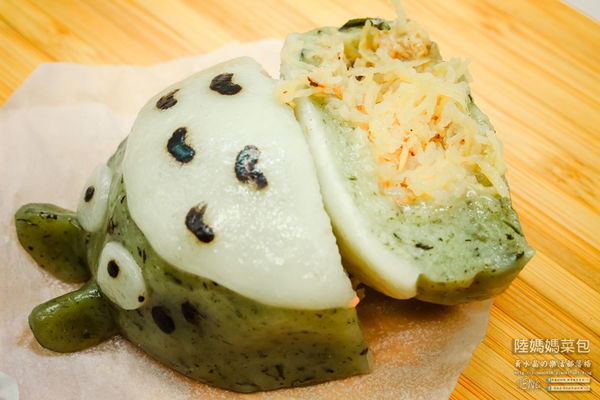 陸媽媽菜包【中壢美食】|桃園中壢龍貓草ㄚ粿專賣店;紅豆沙龍貓、蘿蔔絲龍貓,連吃草ㄚ粿都要萌萌的厲害。
