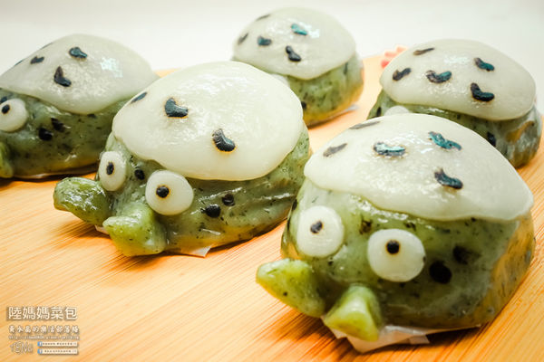 陸媽媽菜包【中壢美食】|桃園中壢龍貓草ㄚ粿專賣店;紅豆沙龍貓、蘿蔔絲龍貓,連吃草ㄚ粿都要萌萌的厲害。