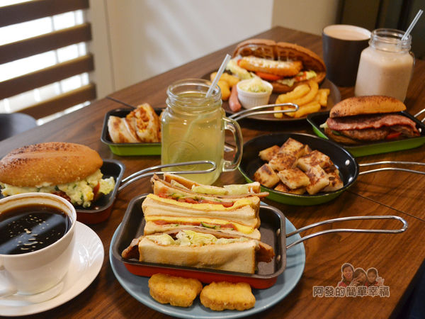 瑞比早午餐18-不同色澤的小鐵鍋裝盤