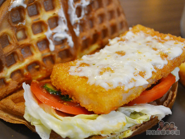 瑞比早午餐37-瑞比魚排鬆餅-魚排上有不少塔塔醬