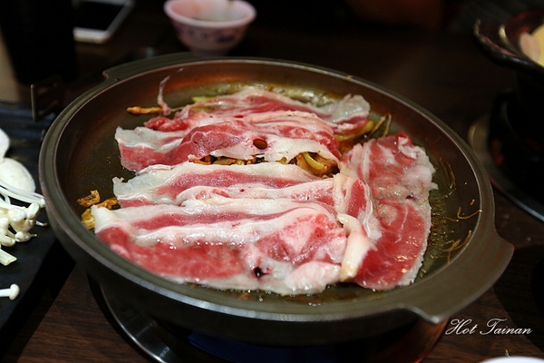 一鼎鍋:【台南美食】299元銅盤烤肉+火鍋吃到飽!打卡還免費送春川辣炒豬:一鼎鍋