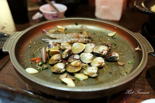 一鼎鍋:【台南美食】299元銅盤烤肉+火鍋吃到飽!打卡還免費送春川辣炒豬:一鼎鍋