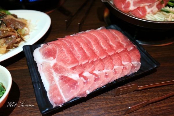 一鼎鍋:【台南美食】299元銅盤烤肉+火鍋吃到飽!打卡還免費送春川辣炒豬:一鼎鍋
