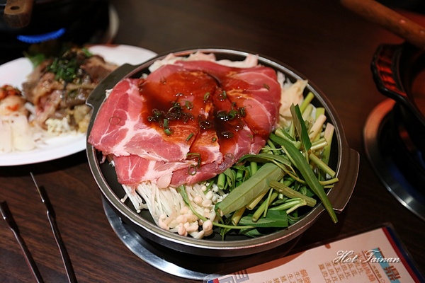 一鼎鍋:【台南美食】299元銅盤烤肉+火鍋吃到飽!打卡還免費送春川辣炒豬:一鼎鍋