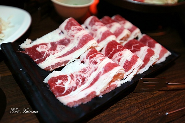 一鼎鍋:【台南美食】299元銅盤烤肉+火鍋吃到飽!打卡還免費送春川辣炒豬:一鼎鍋