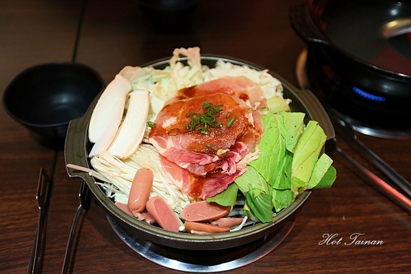 一鼎鍋:【台南美食】299元銅盤烤肉+火鍋吃到飽!打卡還免費送春川辣炒豬:一鼎鍋