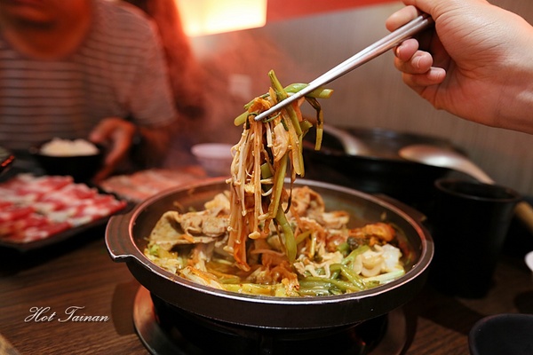 一鼎鍋:【台南美食】299元銅盤烤肉+火鍋吃到飽!打卡還免費送春川辣炒豬:一鼎鍋