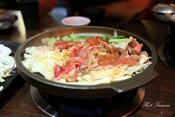 一鼎鍋:【台南美食】299元銅盤烤肉+火鍋吃到飽!打卡還免費送春川辣炒豬:一鼎鍋