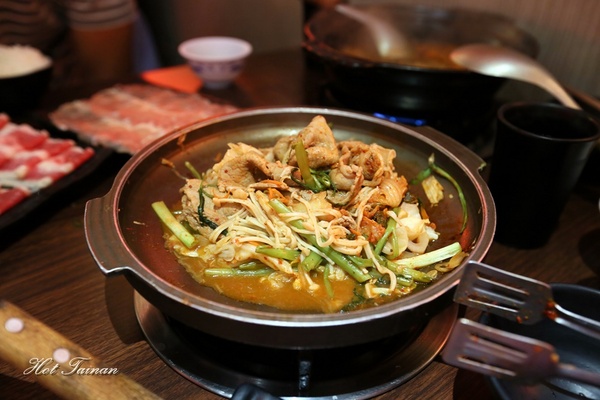 一鼎鍋:【台南美食】299元銅盤烤肉+火鍋吃到飽!打卡還免費送春川辣炒豬:一鼎鍋
