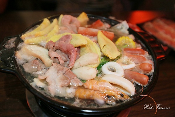 一鼎鍋:【台南美食】299元銅盤烤肉+火鍋吃到飽!打卡還免費送春川辣炒豬:一鼎鍋