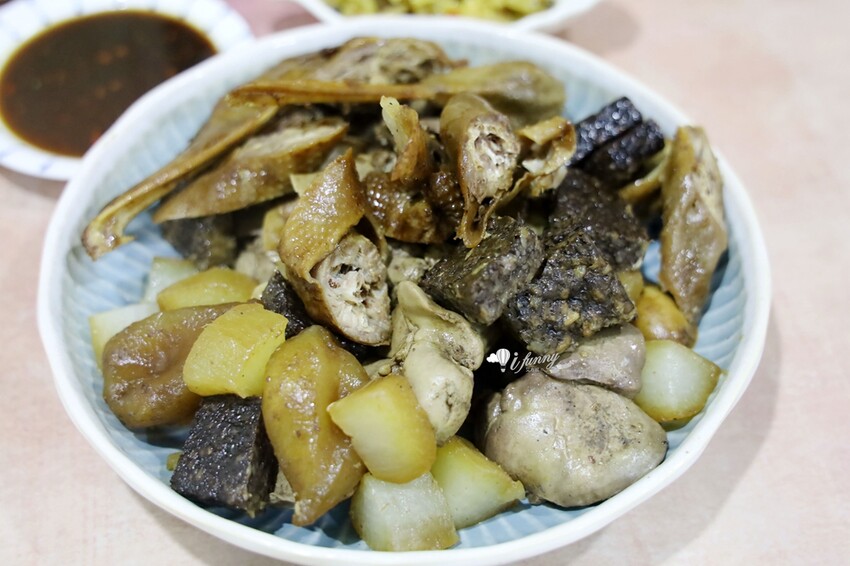 傳承三代老味道！鶯歌火車站旁林鴻鈞滷味專賣店，六十年好滋味。