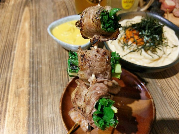 宅丁亭-迴轉串燒：宅丁亭迴轉串燒-新北菜寮站高cp串燒  適合朋友消夜聚餐  餐點選擇多  單價不算太高  重點是味道好