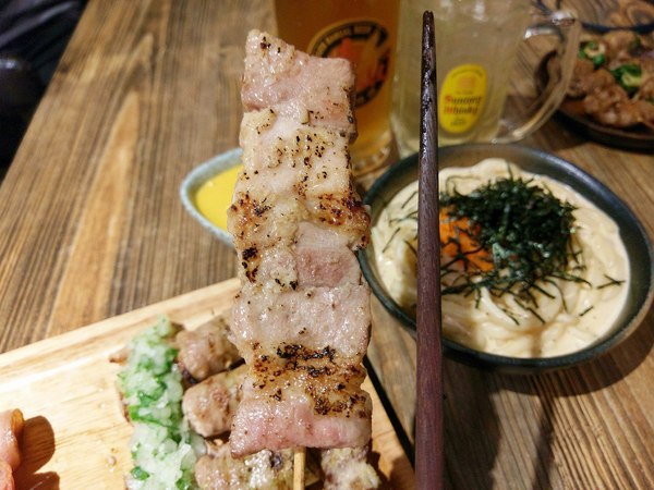 宅丁亭-迴轉串燒：宅丁亭迴轉串燒-新北菜寮站高cp串燒  適合朋友消夜聚餐  餐點選擇多  單價不算太高  重點是味道好