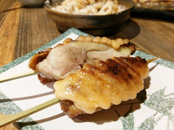 宅丁亭-迴轉串燒：宅丁亭迴轉串燒-新北菜寮站高cp串燒  適合朋友消夜聚餐  餐點選擇多  單價不算太高  重點是味道好