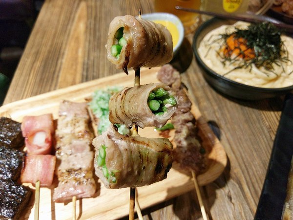 宅丁亭-迴轉串燒：宅丁亭迴轉串燒-新北菜寮站高cp串燒  適合朋友消夜聚餐  餐點選擇多  單價不算太高  重點是味道好