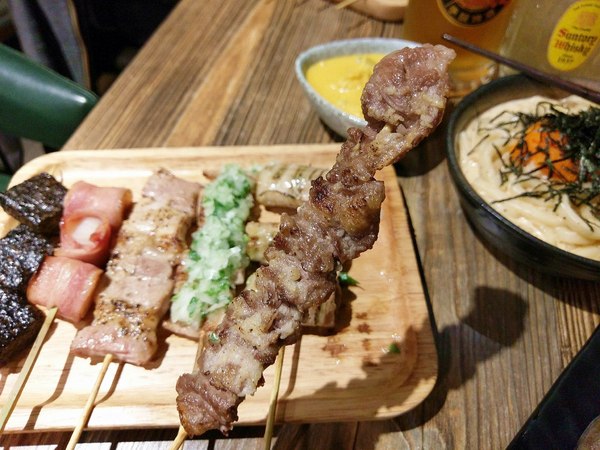 宅丁亭-迴轉串燒：宅丁亭迴轉串燒-新北菜寮站高cp串燒  適合朋友消夜聚餐  餐點選擇多  單價不算太高  重點是味道好