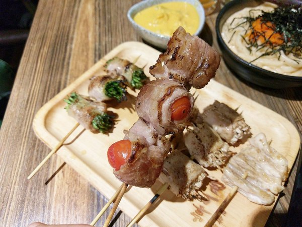 宅丁亭-迴轉串燒：宅丁亭迴轉串燒-新北菜寮站高cp串燒  適合朋友消夜聚餐  餐點選擇多  單價不算太高  重點是味道好