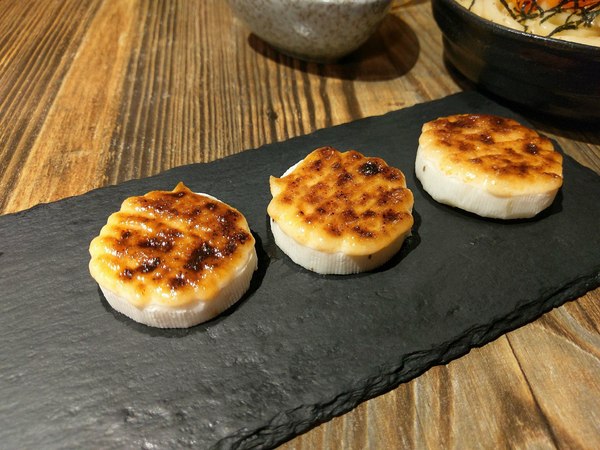 宅丁亭-迴轉串燒：宅丁亭迴轉串燒-新北菜寮站高cp串燒  適合朋友消夜聚餐  餐點選擇多  單價不算太高  重點是味道好