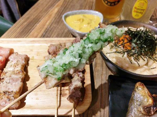 宅丁亭-迴轉串燒：宅丁亭迴轉串燒-新北菜寮站高cp串燒  適合朋友消夜聚餐  餐點選擇多  單價不算太高  重點是味道好