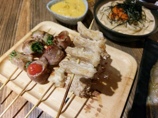 宅丁亭-迴轉串燒：宅丁亭迴轉串燒-新北菜寮站高cp串燒  適合朋友消夜聚餐  餐點選擇多  單價不算太高  重點是味道好