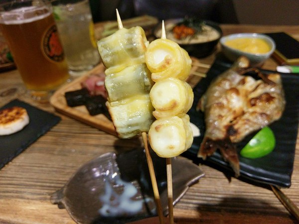 宅丁亭-迴轉串燒：宅丁亭迴轉串燒-新北菜寮站高cp串燒  適合朋友消夜聚餐  餐點選擇多  單價不算太高  重點是味道好