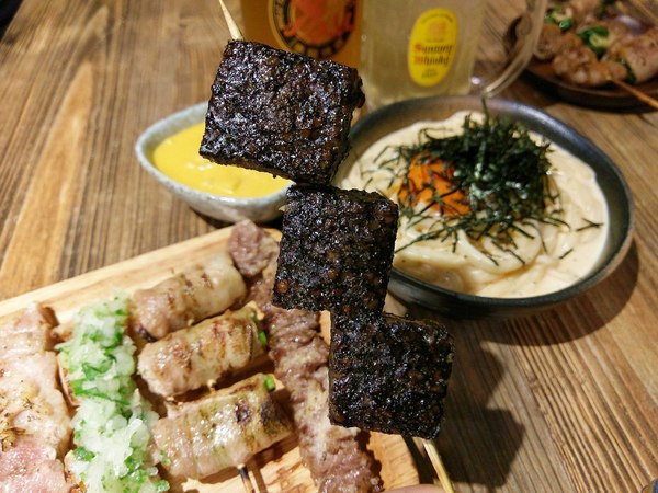 宅丁亭-迴轉串燒：宅丁亭迴轉串燒-新北菜寮站高cp串燒  適合朋友消夜聚餐  餐點選擇多  單價不算太高  重點是味道好