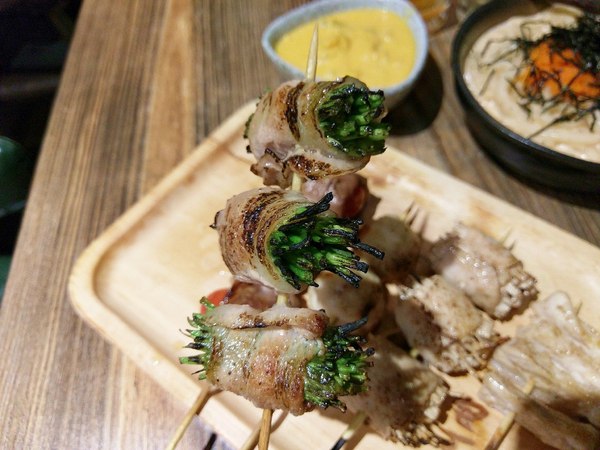 宅丁亭-迴轉串燒：宅丁亭迴轉串燒-新北菜寮站高cp串燒  適合朋友消夜聚餐  餐點選擇多  單價不算太高  重點是味道好