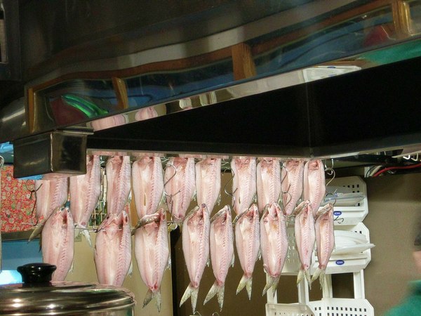 宅丁亭-迴轉串燒：宅丁亭迴轉串燒-新北菜寮站高cp串燒  適合朋友消夜聚餐  餐點選擇多  單價不算太高  重點是味道好